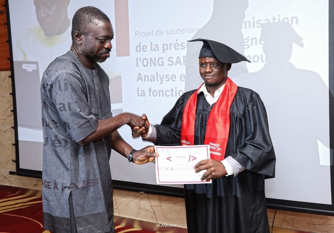Photo 2 de l’événement Cérémonie de remise de certificat des 12 premiers apprenants du programme HandiNum