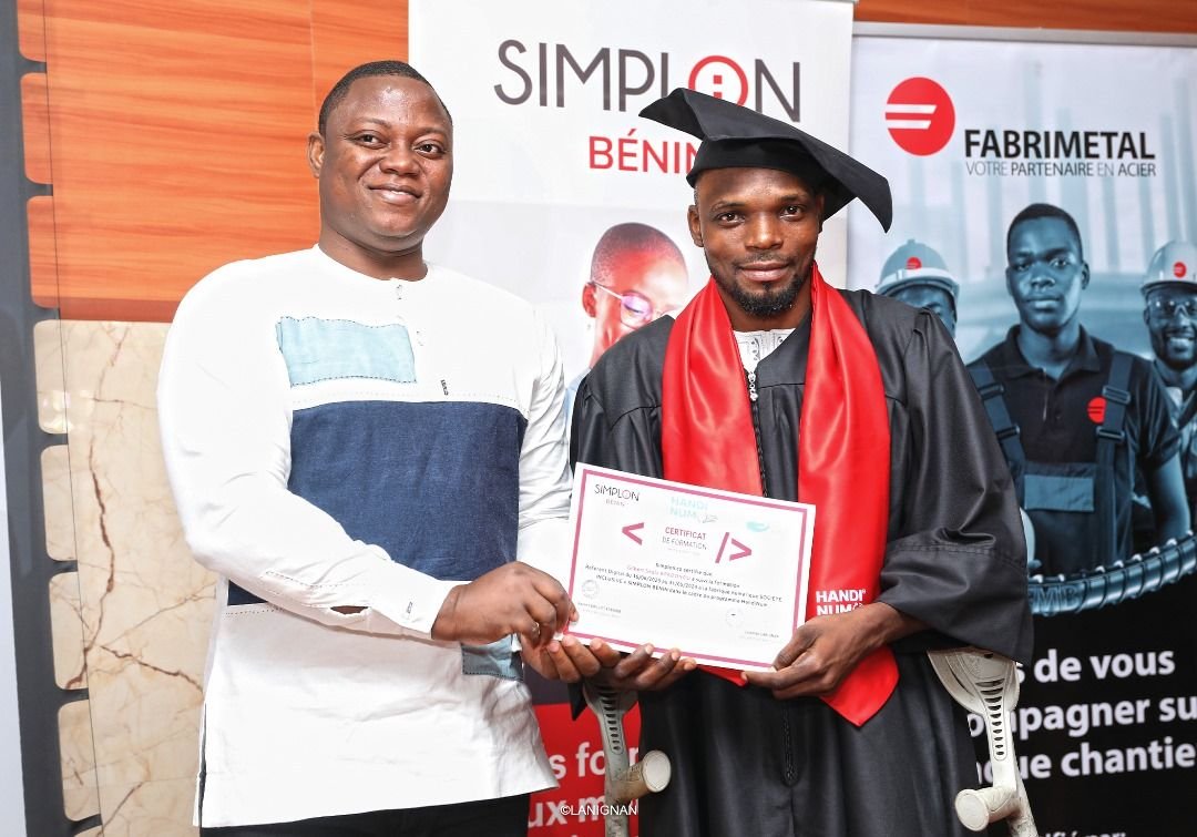 Photo 6 de l’événement Cérémonie de remise de certificat des 12 premiers apprenants du programme HandiNum